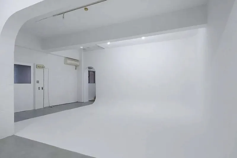 【神楽坂駅5分】撮影や展示会（イベント）演劇に適した本格白ホリゾント&モルタル床&レトロな倉庫を選べるスペース（無料機材レンタルあり）