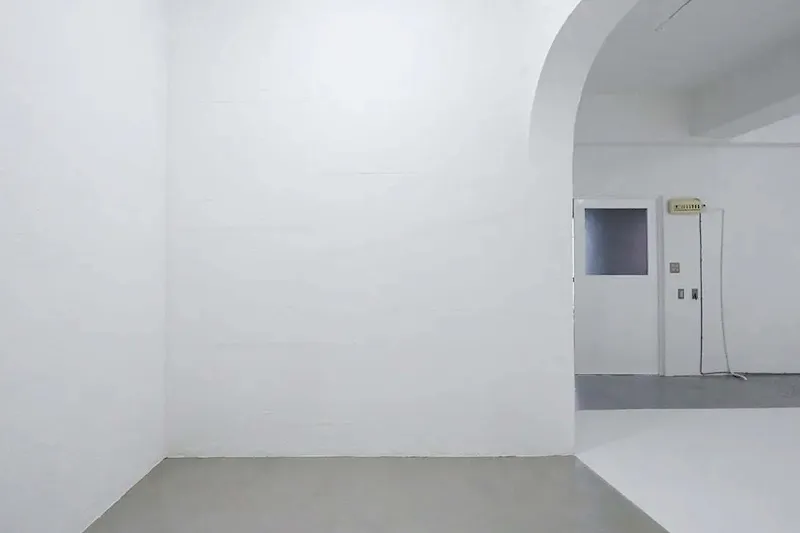 【神楽坂駅5分】撮影や展示会（イベント）演劇に適した本格白ホリゾント&モルタル床&レトロな倉庫を選べるスペース（無料機材レンタルあり）