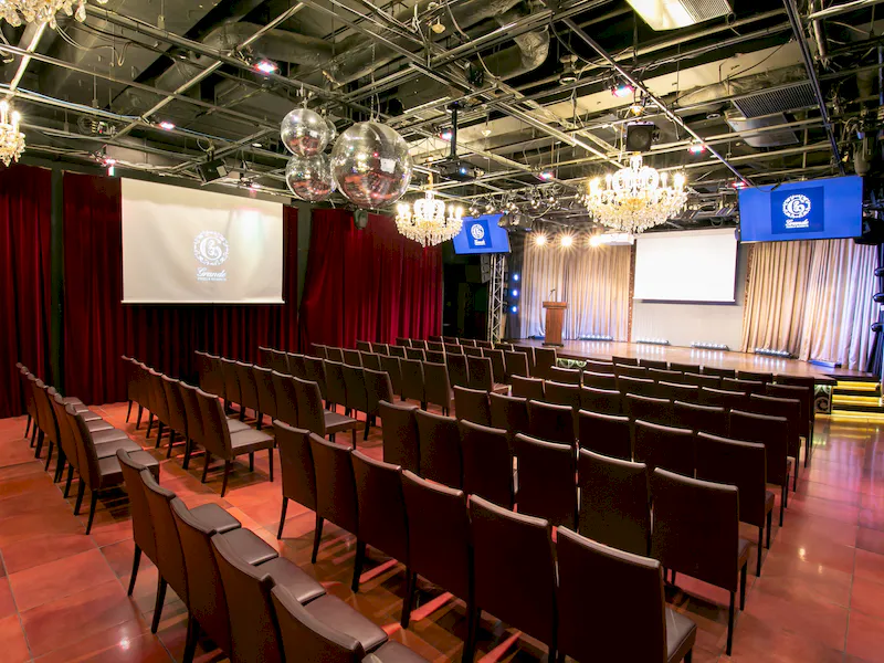 社員総会や大型の講演会に活用できる広々としたスペースです