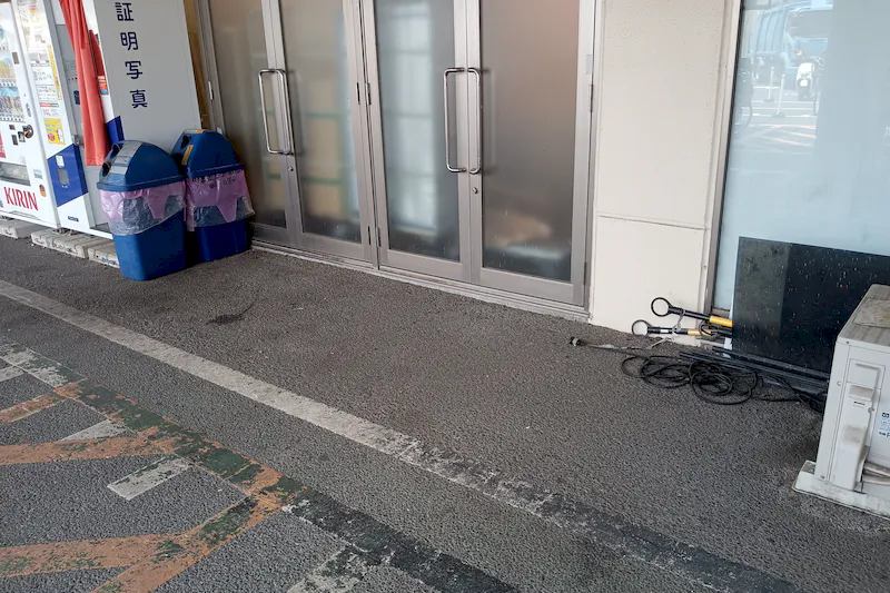 【スーパーバリュー ロピア戸田店】軒下 各種プロモーション、会員獲得イベントに最適なスーパーマーケットの屋外催事イベントスペース