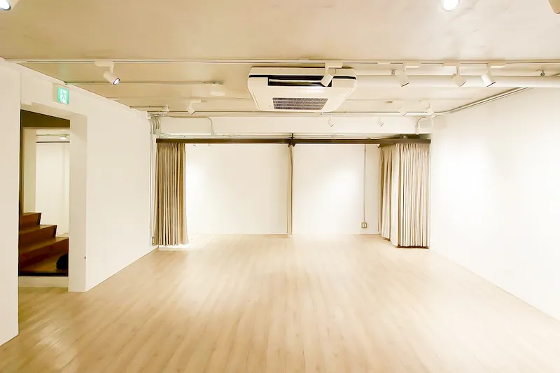【表参道駅5分】撮影や展示会に適した駐車場付きの路面イベントスペース(1F)