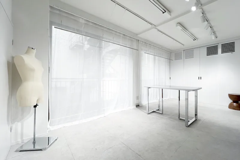 【表参道駅2分】展示会・ポップアップストア等に最適なホワイトスタジオ（展示什器貸出無料）の画像