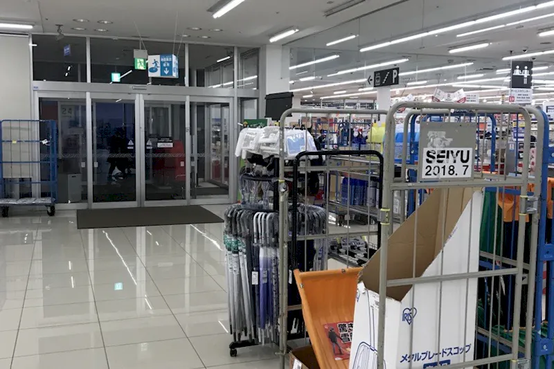【西友　粟佐店】サービスカウンター付近共用部　プロモーション用途や物販、食物販のポップアップストアに最適なスーパー店内催事イベントスペース