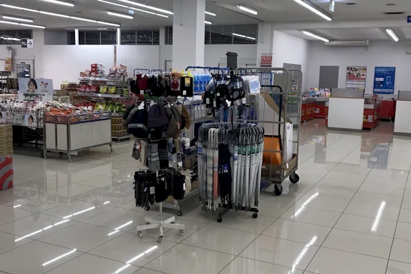 【西友　粟佐店】サービスカウンター付近共用部　プロモーション用途や物販、食物販のポップアップストアに最適なスーパー店内催事イベントスペース