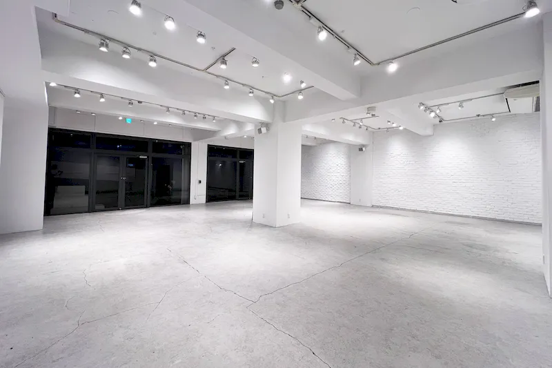 【渋谷駅8分】展示会、ポップアップ、ギャラリーに特化した裏渋谷エリアに位置するホワイトキューブ。無料什器豊富にご用意
