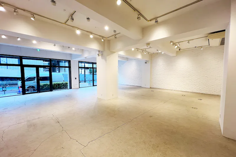 【渋谷駅8分】展示会、ポップアップ、ギャラリーに特化した裏渋谷エリアに位置するホワイトキューブ。無料什器豊富にご用意