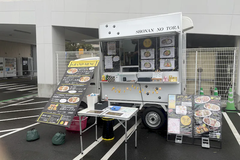 【イオンスタイル戸塚】キッチンカーでの出店に最適なショッピングセンター入口目の前の駐車場内にあるスペース