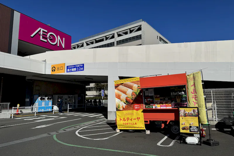 【イオンスタイル戸塚】キッチンカーでの出店に最適なショッピングセンター入口目の前の駐車場内にあるスペース