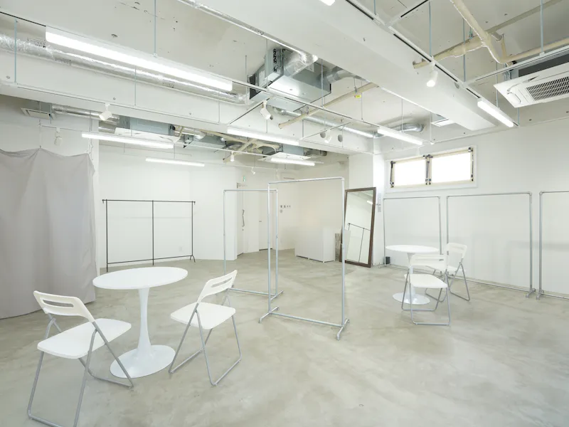 【天神駅4分/土日利用がお得です】アパレルの展示販売会やポップアップストアに最適な白壁・コンクリート調のイベントスペースの画像2