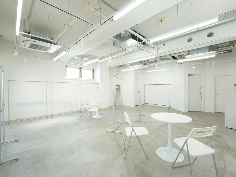 【天神駅4分/土日利用がお得です】アパレルの展示販売会やポップアップストアに最適な白壁・コンクリート調のイベントスペースの画像3