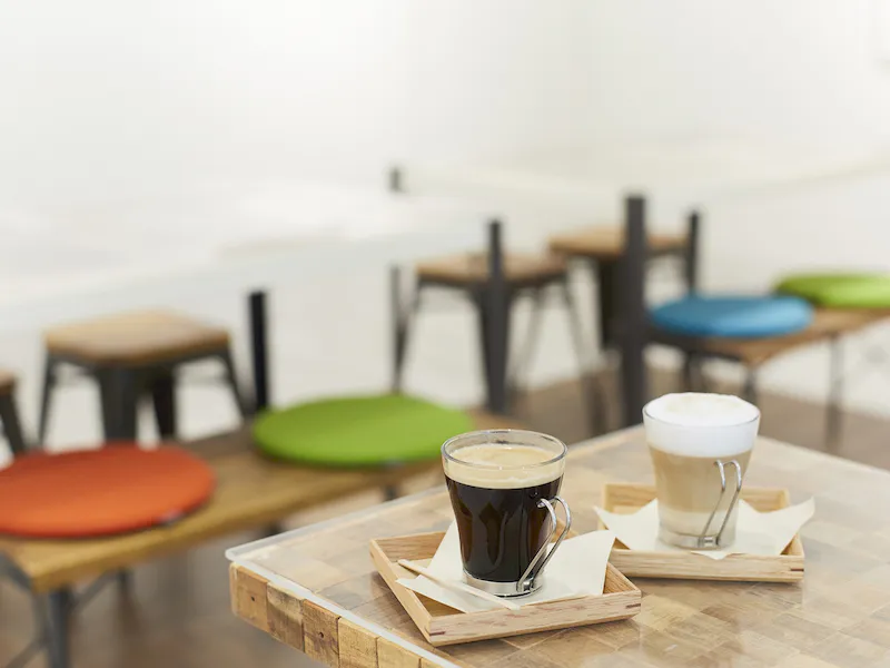 カフェ併設でいつでも美味しいコーヒーが飲めます。