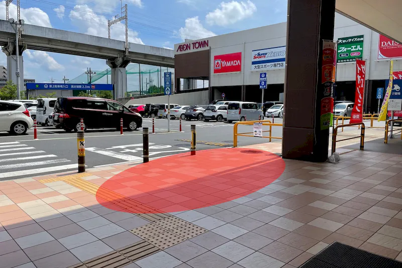 【イオンタウン成田富里】キッチンカーでの出店に最適な施設正面出入口に位置する視認性抜群の屋外スペース
