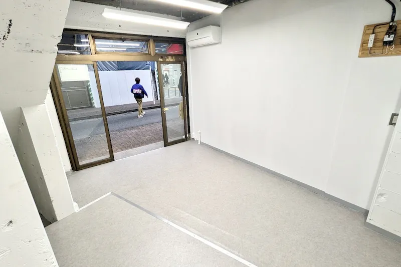 【武蔵小杉駅7分】ポップアップストアやプロモーションに最適な視認性抜群で白壁シンプルな路面スペース