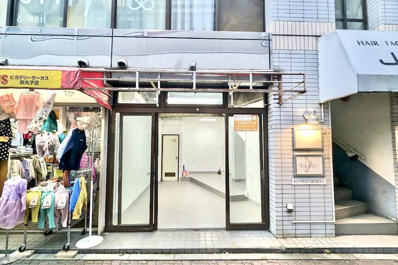 【武蔵小杉駅7分】ポップアップストアやプロモーションに最適な視認性抜群で白壁シンプルな路面スペース