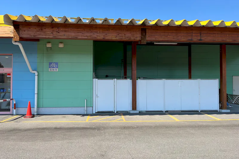 【ダイナム北海道岩見沢南店ゆったり館｜割引キャンペーン実施中】キッチンカーやプロモーションイベントの開催に最適なアミューズメント施設のイベントスペース（出入口横）