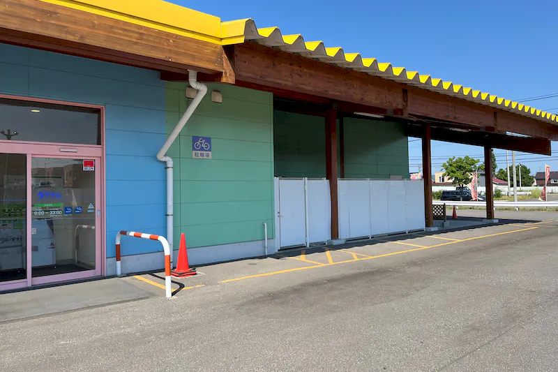 【ダイナム北海道岩見沢南店ゆったり館｜割引キャンペーン実施中】キッチンカーやプロモーションイベントの開催に最適なアミューズメント施設のイベントスペース（出入口横）