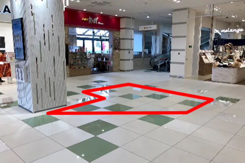 【みのおキューズモール】「②CENTER-2F インフォメーション前（東出入口周辺）」四方からの視認性が高い、物販催事やPRプロモーションにおすすめのイベントスペース