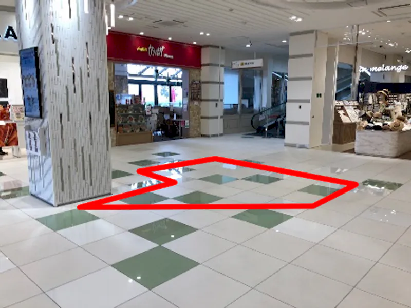 【みのおキューズモール】「②CENTER-2F インフォメーション前（東出入口周辺）」四方からの視認性が高い、物販催事やPRプロモーションにおすすめのイベントスペースの画像3