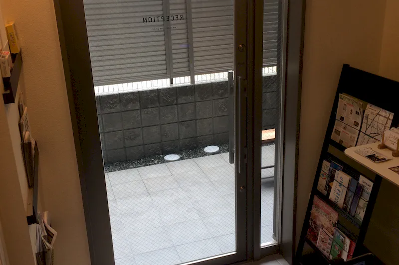【中崎町駅2分】プロモーションや展示に適した外国人の方も多く利用しているホステルロビー横展示棚