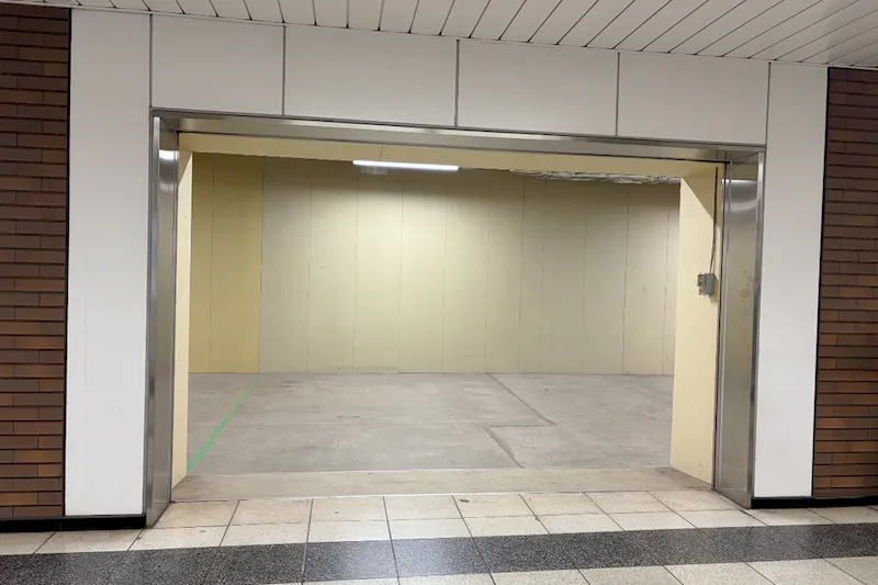 【横浜市営地下鉄ブルーライン関内駅・改札外B区画（中央）】物販、食物販のポップアップストアに最適な人通りの多い改札外イベントスペース