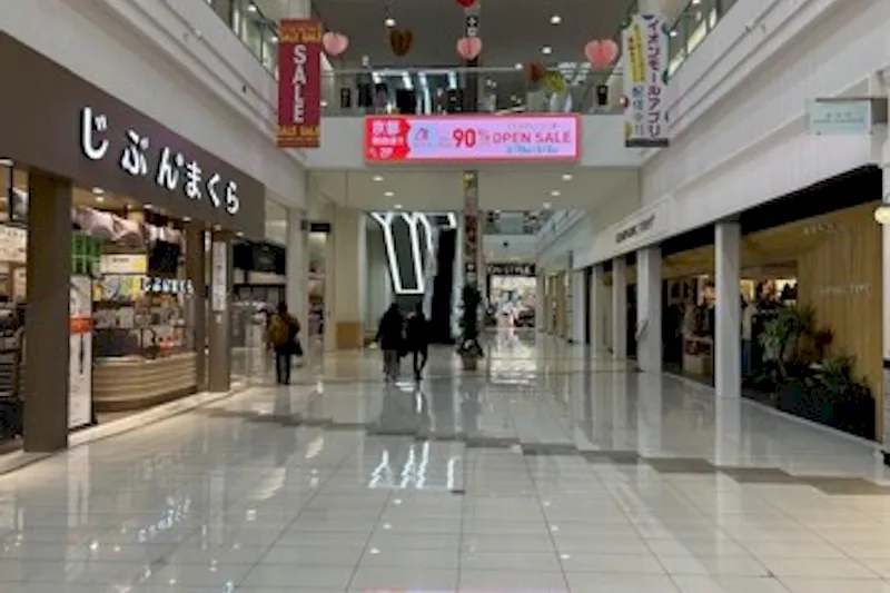 【イオンモール京都五条】1F　吹抜け（イオン側）