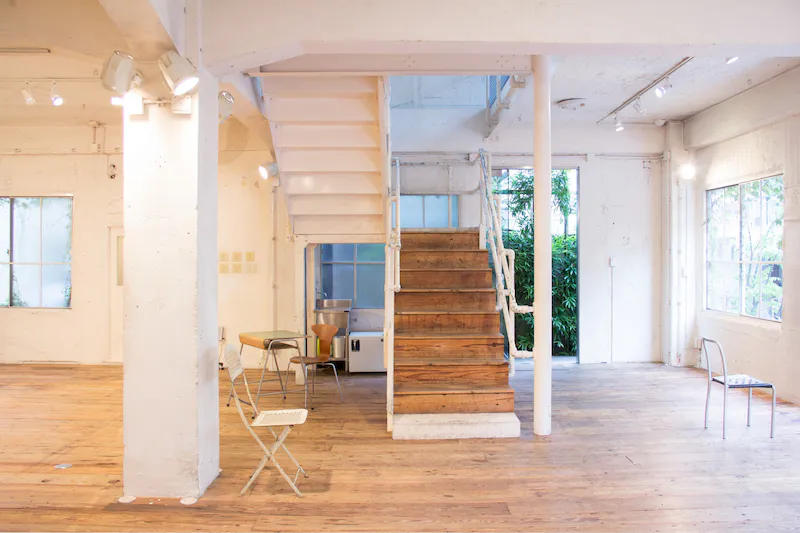 【LIGHT BOX STUDIO 1F+2F｜表参道駅5分】アイビーに包まれた青山骨董通り近くの一棟貸しイベントスペース