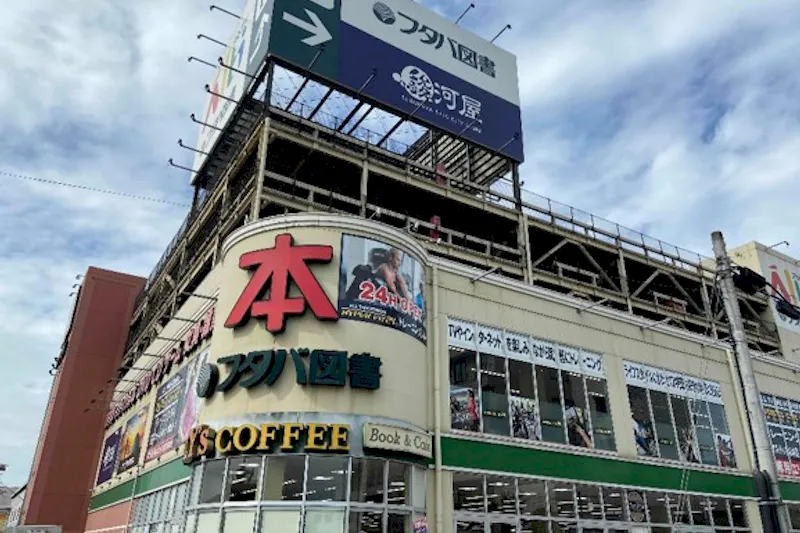 【フタバ図書TSUTAYAアルティ福山店】プロモーションに最適な1F入口周辺のイベントスペース