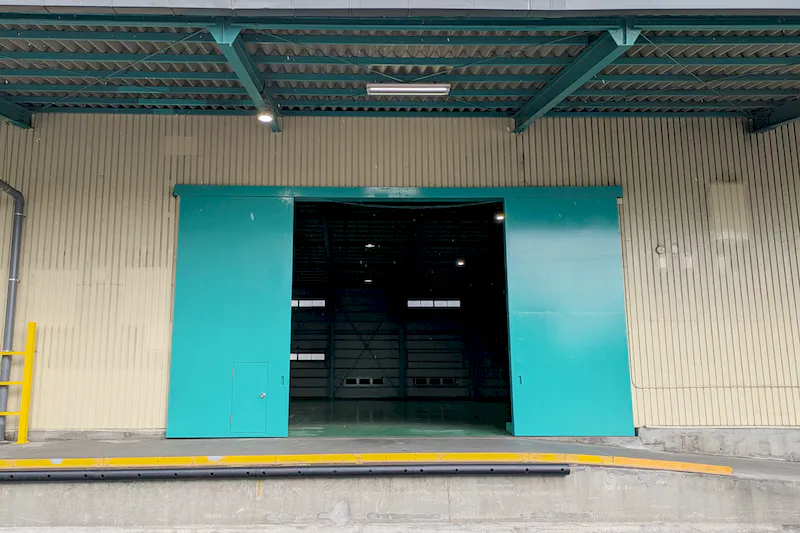 【北戸田駅8分｜Studio INDIGO】天井高9.5m・車両搬入もできる3区画一棟貸しの大型倉庫イベントスペース