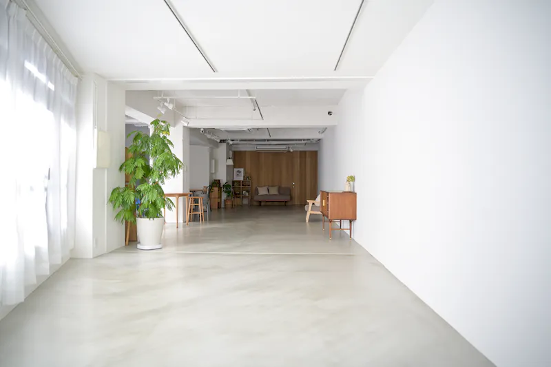 【青物横丁駅2分】展示会や撮影に最適な白壁と自然光に包まれたクリーンな空間が特徴なレンタルスペース