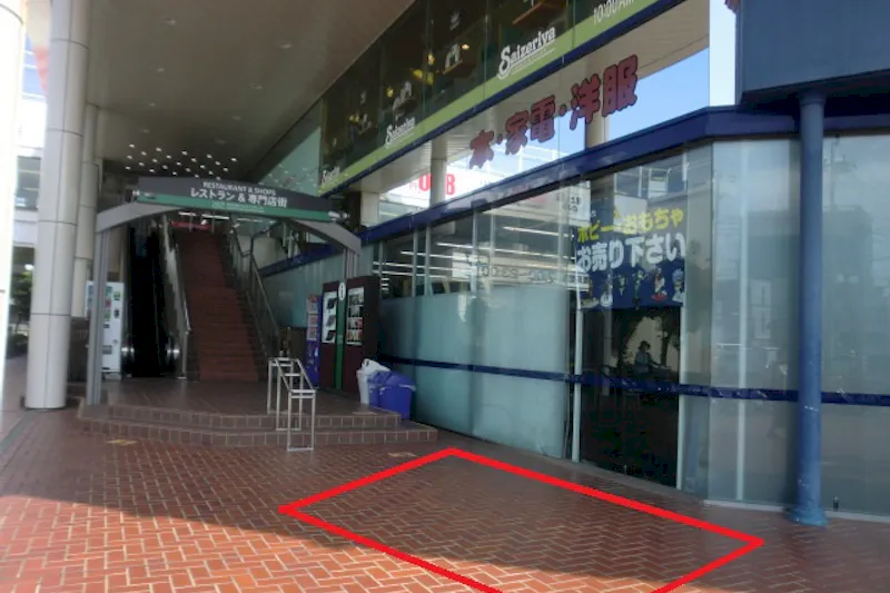 【松竹大船ショッピングセンターA区画】キッチンカー出店やプロモーションに最適！正面口付近のエスカレーター登り口前にある屋根付き屋外イベントスペース