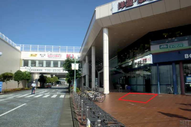 【松竹大船ショッピングセンターA区画】キッチンカー出店やプロモーションに最適！正面口付近のエスカレーター登り口前にある屋根付き屋外イベントスペース