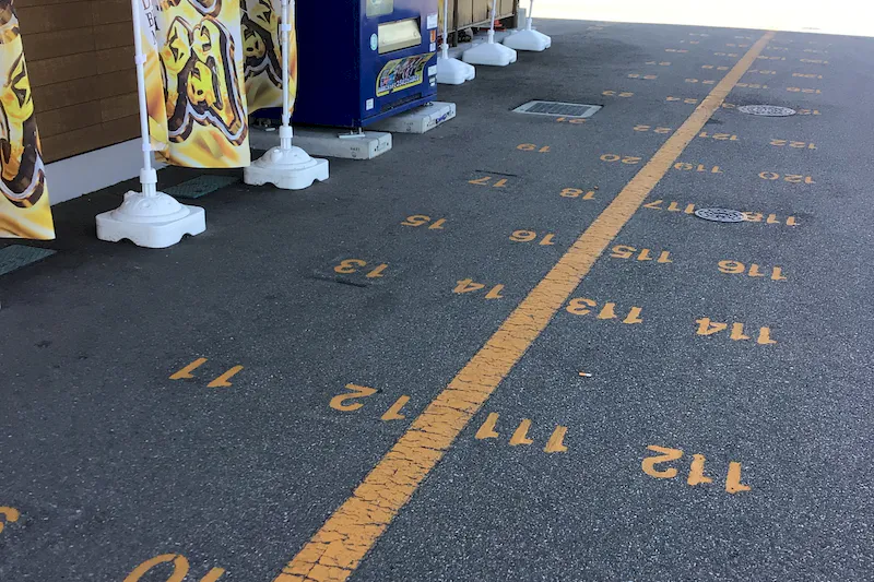 【ダイナム山形天童店｜割引キャンペーン実施中】キッチンカーに最適なアミューズメント施設のイベントスペース(店舗出入口前）