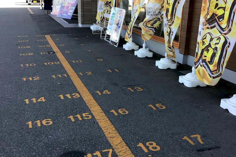 【ダイナム山形天童店｜割引キャンペーン実施中】キッチンカーに最適なアミューズメント施設のイベントスペース(店舗出入口前）