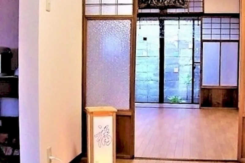 町家の最初の間から奥の間を見る