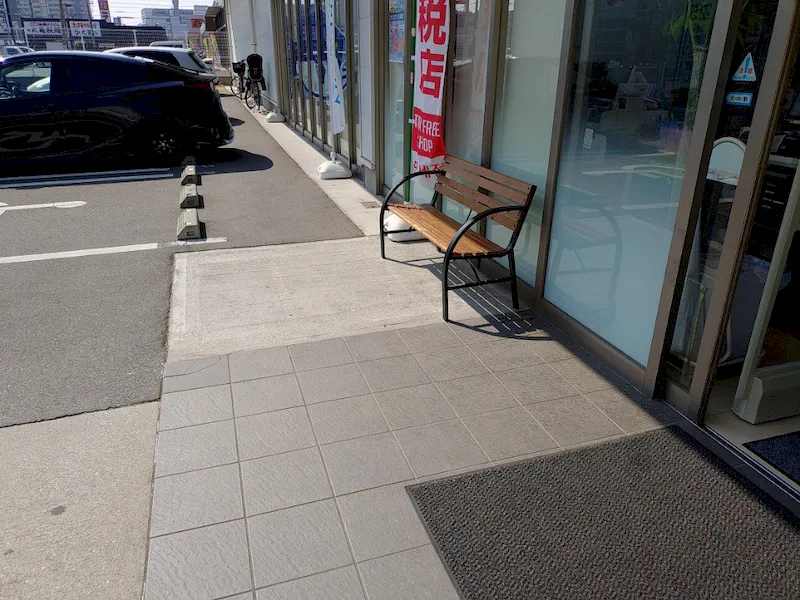 【フィッシングマックス南津守店】物販やプロモーションに最適な南側軒下のレンタルスペースの画像3
