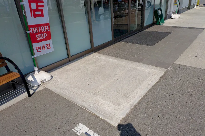 【フィッシングマックス南津守店】物販やプロモーションに最適な南側軒下のレンタルスペース