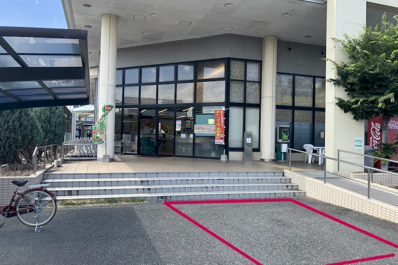【イワサキＡＣＥ新南部店】プロモーションに最適な視認性の高い店頭入口前スペ－ス