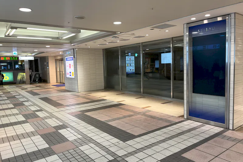 【京急百貨店】上大岡駅１階コンコース（京急線改札口前）※19時～22時