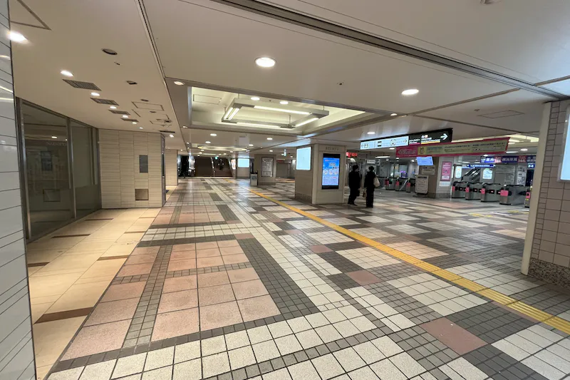 【京急百貨店】上大岡駅１階コンコース（京急線改札口前）※19時～22時