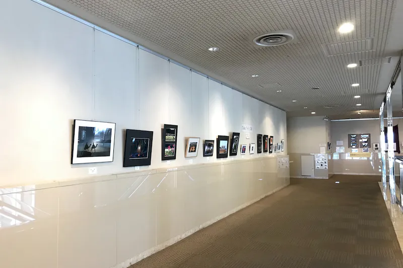 【ワールドビジネスガーデン】展示会や販売促進活動に適したエスカレーター横のイベントスペース(マリブダイニング3階)
