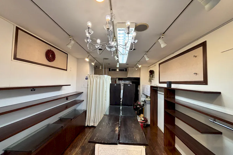 【経堂駅2分】ポップアップストアや展示会に最適な経堂本町通り沿いの商店街路面ガラス張りの商店街沿いの1店舗丸ごと貸切スペース