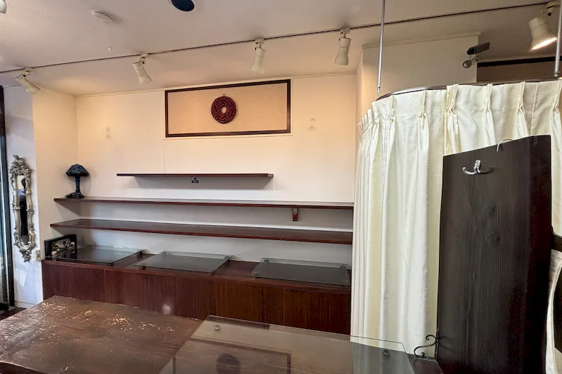 【経堂駅2分】ポップアップストアや展示会に最適な経堂本町通り沿いの商店街路面ガラス張りの商店街沿いの1店舗丸ごと貸切スペース