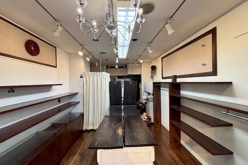 【経堂駅2分】ポップアップストアや展示会に最適な経堂本町通り沿いの商店街路面ガラス張りの商店街沿いの1店舗丸ごと貸切スペース