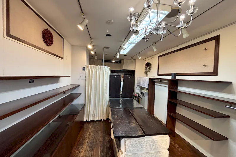 【経堂駅2分】ポップアップストアや展示会に最適な経堂本町通り沿いの商店街路面ガラス張りの商店街沿いの1店舗丸ごと貸切スペース