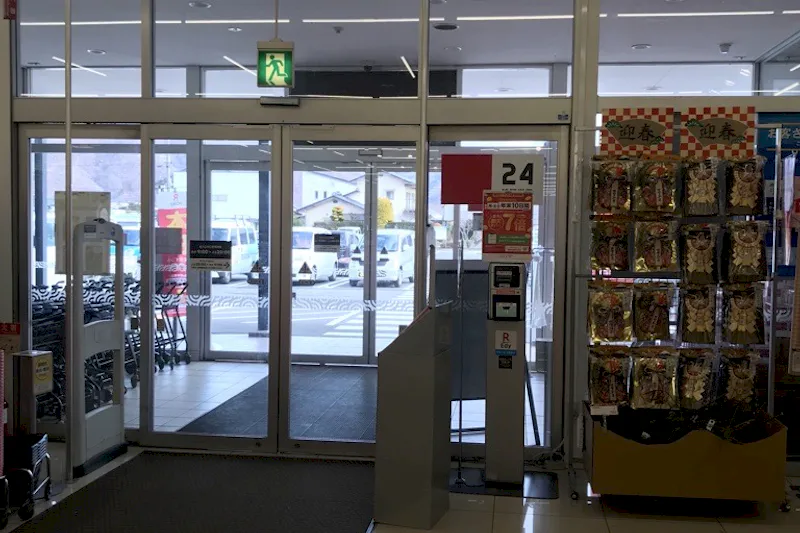 【西友　豊科店】入口横　プロモーション用途や物販、食物販のポップアップストアに最適なスーパー店内催事イベントスペース