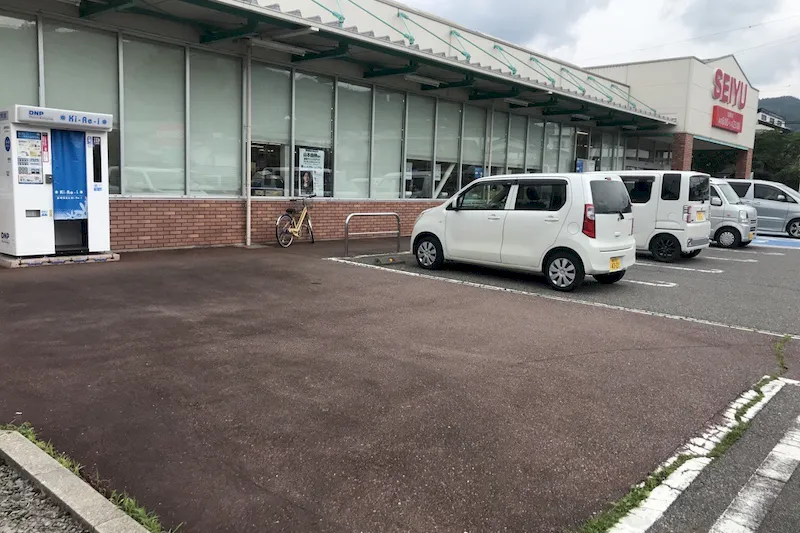 【西友　下諏訪店】店頭（西友建物横）　プロモーション用途やキッチンカー、物販、食物販のポップアップストアに最適なスーパー屋外軒先の催事イベントスペースの画像