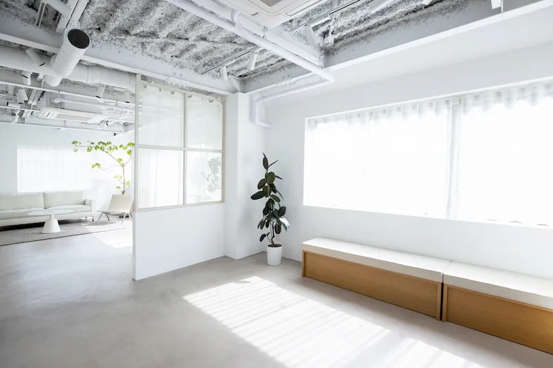 【青山一丁目駅5分】アパレルの展示会やポップアップストアに最適！青山公園沿いにある白を基調とした自然光たっぷりのレンタルスペース