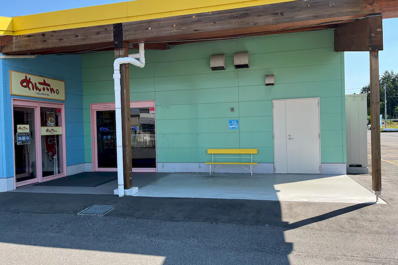 【ダイナム北海道岩見沢南店ゆったり館｜割引キャンペーン実施中】物販やプロモーションイベントの開催に最適なアミューズメント施設のイベントスペース（めん六や前）