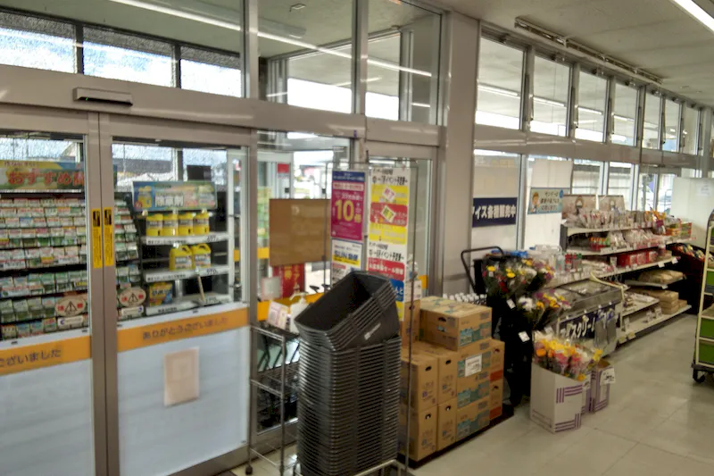 【ホームマート比内店】店内入口脇　食物販やプロモーション等の出店に最適なホームセンター店内のイベントスペース