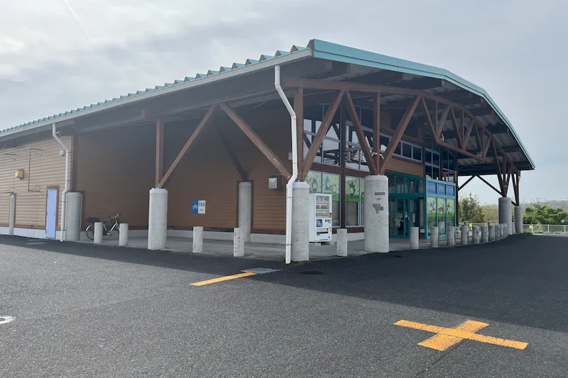 【ダイナム鹿児島指宿店ゆったり館｜割引キャンペーン実施中】プロモーションイベントに最適なアミューズメント施設のイベントスペース（自販機側）